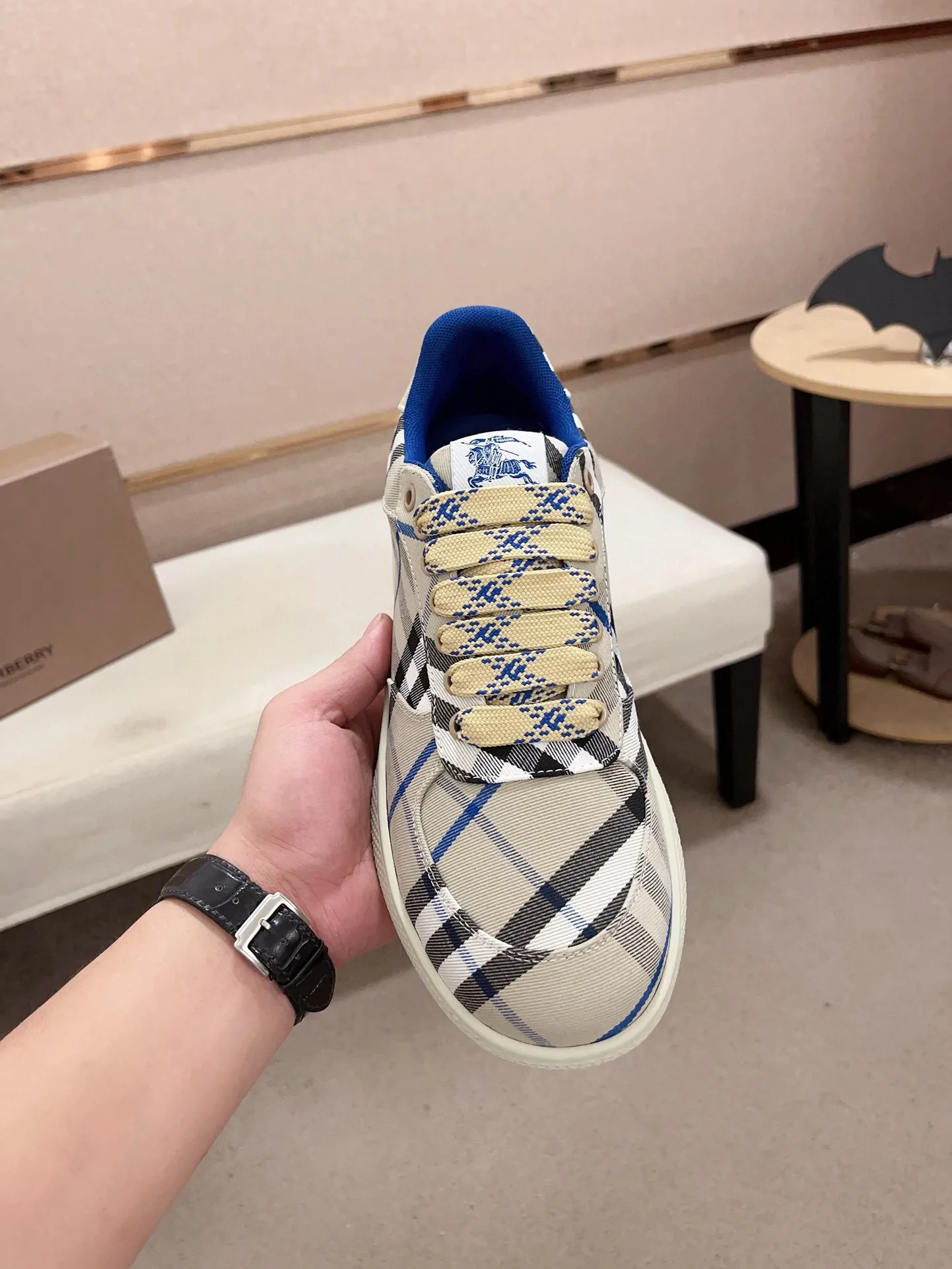 Men's shoes 💰: 560💰🇮🇹🇮🇹The counters are synchronized with Burberry's top purchasing agents🔍🔍Synchronized sales. Positive code number: 38-44. Italian imported cowhide, fully imported sheepskin lining, sole: original sole provided by the original factory, exclusive movable molded sole, super comfortable, original factory follow-up order, 🔍🔍high quality, you can enter and leave the counter at will, welcome to compare (45 yuan for customization, no return or exchange)